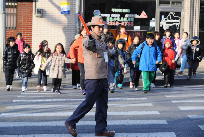 ▲ 서울시가 올해 3월 도입한 학교보안관이 등굣길 교통 지도를 하고 있다. ⓒ 서울시