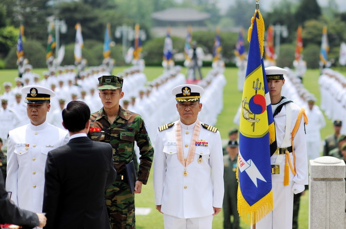 ▲ 이명박 대통령이 30일 '아덴만 여명 작전'의 영웅들인 청해부대원들을 청와대로 초청, 훈-포장을 수여하고 있다.ⓒ청와대