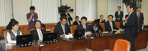 ▲ 30일 국회에서 열린 기획재정위원회 전체회의에서 민주당 의원들이 불참한다고 알려온 가운데 한나라당 의원들이 논의를 하고 있다. ⓒ연합뉴스