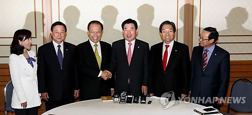 ▲ 한나라당 황우여, 민주당 김진표 원내대표 등 여야 원내지도부가 30일 국회 귀빈식당에서 각종 법안처리 등의 협의를 위해 만나 밝게 웃고 있다. 오른쪽부터 민주당 홍영표 원내대변인, 노영민 원내수석부대표, 김진표 원내대표, 한나라당 황우여 원내대표, 이명규 원내수석부대표, 이두아 원내대변인. ⓒ 연합뉴스