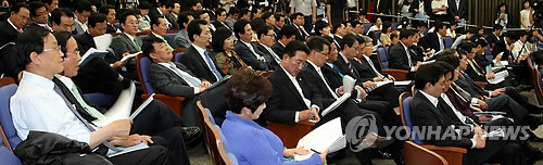 ▲ 한나라당 의원들이 30일 국회에서 열린 감세의총에서 이주영 정책위의장의 모두발언을 경청하고 있다. ⓒ연합뉴스