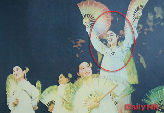 ▲ 1973년 조선화보에 일본에서 열린 만경대 예술단의 공연이 소개됐다. 빨간 원 안에 있는 여성이 고영희다.ⓒ데일리NK 제공