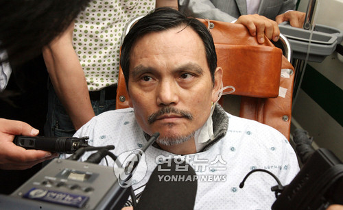 ▲ 권상우를 협박한 혐의로 기소됐던 범서방파 두목 김태촌이 2007년 6월 15일 오후 경남 진주시 창원지법 진주지원 1호 법정에 휠체어를 타고 출석해 기자들의 질문에 답하고 있다.  ⓒ 연합뉴스