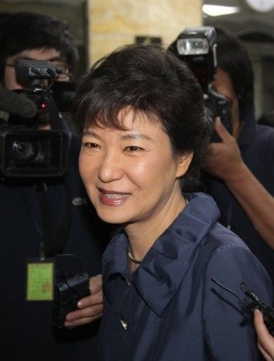 ▲ 한나라당 박근혜 전 대표가 31일 기재위 전체회의에 참석한 뒤 자리를 뜨며 기자들의 질문에 답하고 있다. ⓒ 연합뉴스