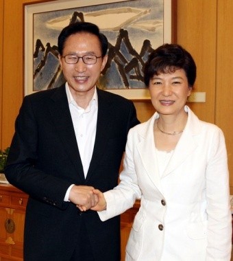 ▲ 이명박 대통령과 박근혜 전 한나라당 대표가 내달 3일 청와대에서 단독 회동을 갖는다. 사진은 지난해 8월 청와대 오찬 회동. ⓒ 연합뉴스