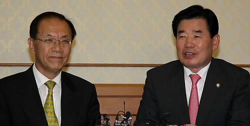 ▲ 한나라당 황우여(왼쪽), 민주당 김진표 원내대표가 30일 국회 귀빈식당에서 각종 법안처리 등의 협의를 위해 만나 대화를 나누고 있다. ⓒ연합뉴스