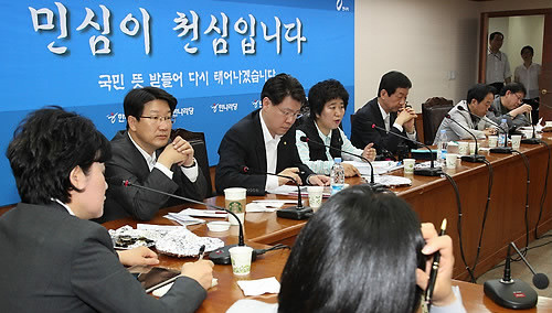 ▲ 한나라당 친이계 초ㆍ재선 소장파 모임인 `민생토론방' 소속 의원들이 31일 당사에서 김옥주 부산저축은행 비대위원장을 초청, 부산저축은행 피해자의 문제점에 대한 견해를 청취하고 있다. ⓒ연합뉴스