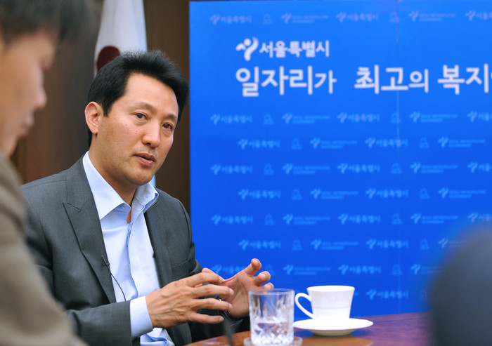 ▲ 오세훈 서울시장이 31일 자신의 집무실에서 데일리안 오마이뉴스 뉴데일리 등 인터넷 3사 기자들과 인터뷰를 갖고 있다. ⓒ 뉴데일리