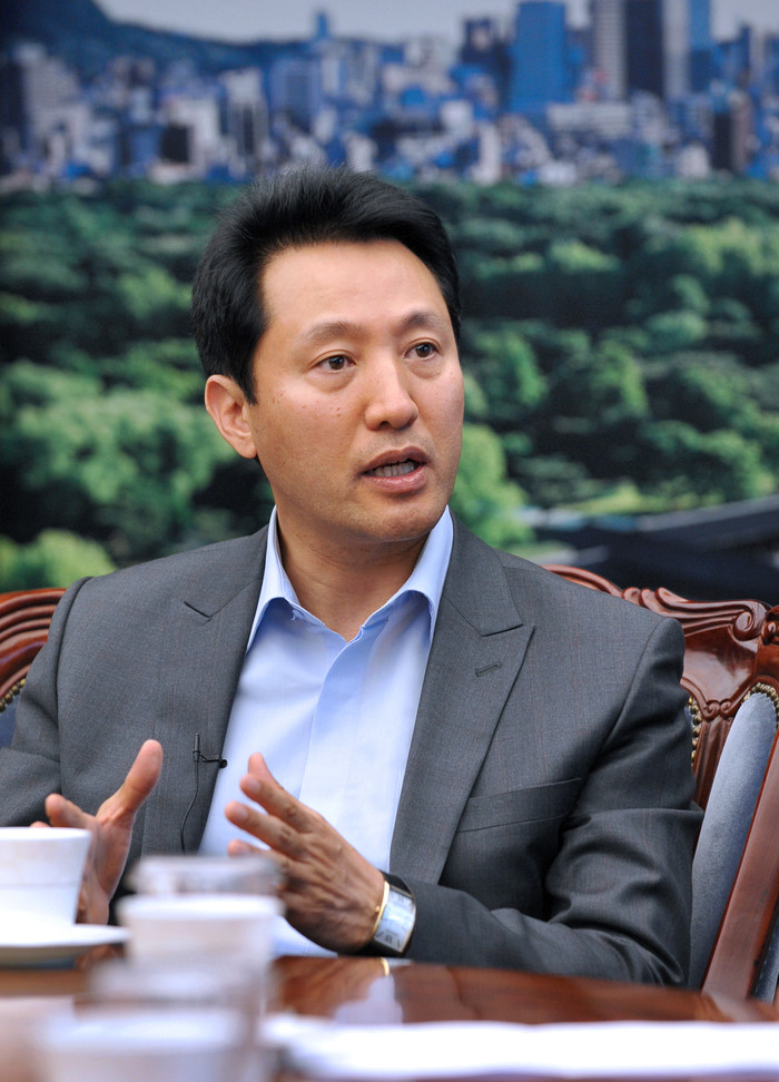 ▲ 오세훈 서울시장이 31일 자신의 집무실에서 데일리안 오마이뉴스 뉴데일리 등 인터넷 3사 기자들과 인터뷰를 갖고 있다. ⓒ 뉴데일리