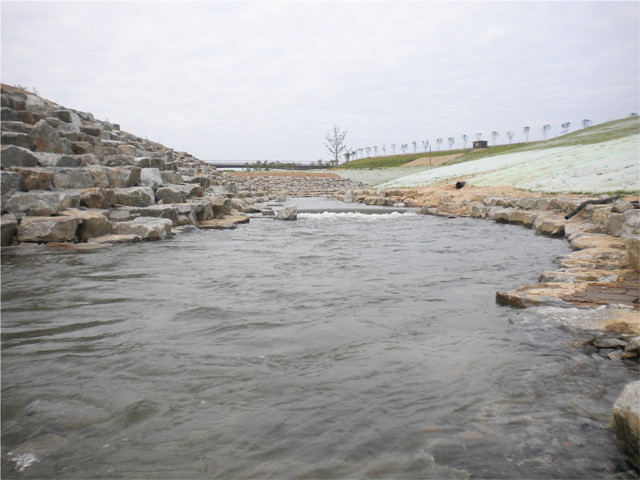 ▲ 4대강살리기추진본부는 1일 이번 사업 최초로 금강 금남보에 자연형 어도를 준공했다고 밝혔다. 사진은 금남보 어도의 상류 모습.ⓒ뉴데일리
