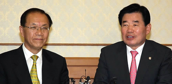 ▲ 한나라당 황우여(왼쪽), 민주당 김진표 원내대표가 지난 30일 국회에서 만나 대화를 나누고 있다. ⓒ연합뉴스