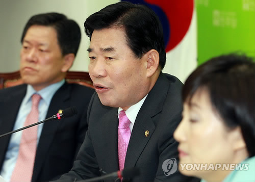 ▲ 민주당 김진표 원내대표가 2일 국회에서 열린 고위정책조정회의에서 부산저축은행 사태와 관련한 발언을 하고 있다. ⓒ 연합뉴스