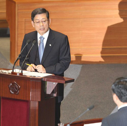 ▲ 김황식 국무총리가 2일 오전 국회 본회의에서 한나라당 김성조의원의 대정부질문에 답변하고 있다. ⓒ연합뉴스