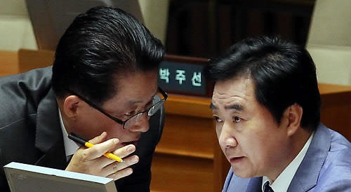 ▲ 민주당 박지원 전 원내대표가 2일 국회 본회의장에서 열린 대정부질문에서 이석현 의원과 얘기를 나누고 있다. ⓒ 연합뉴스