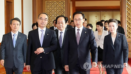 ▲ 이명박 대통령이 2일 오전 청와대에서 박재완 기재부장관 등 신임장관에게 임명장을 수여한 후 환담장으로 향하고 있다. 왼쪽부터 권도엽 국토해양부장관, 박재완 기재부장관, 서규용 농림수산식품부장관, 이명박 대통령, 유영숙 환경부장관. ⓒ연합뉴스