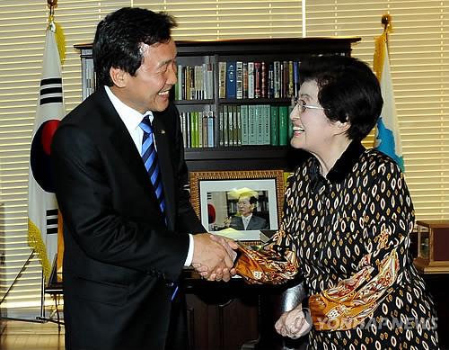 ▲ 민주당 손학규 대표가 2일 오후 서울 마포구 동교동 김대중도서관을 방문해 이희호 여사와 인사하고 있다. ⓒ 연합뉴스