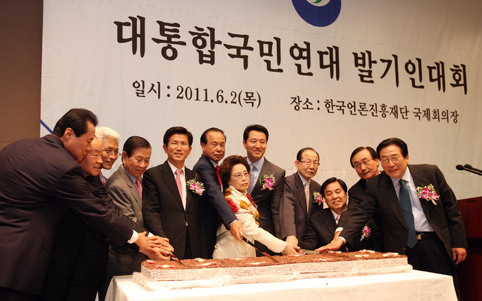 ▲ 2일 오후 서울 프레스센터에서 열린 '대통합국민연대 발기인대회'에서 김선규·정규석 공동준비위원장, 오세훈 서울시장, 김문수 경기지사 등이 축하떡 절단식을 하고 있다. ⓒ 뉴데일리