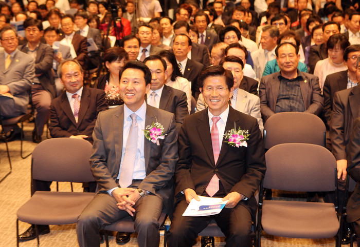 ▲ 이날 발대식에 참석한 오 시장과 김 지사가 함께 앉아 밝게 웃고 있는 모습 ⓒ 뉴데일리