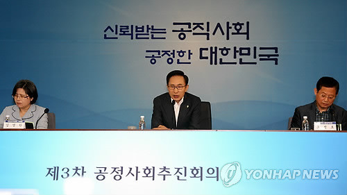 ▲ 이명박 대통령이 3일 오전 서울 세종로 정부중앙청사 별관 회의장에서 열린 제3차 공정사회 추진회의에서 인사말하고 있다. 왼쪽부터 김영란 국민권익위원장, 이 대통령, 오성호 한국인사행정학회장. ⓒ연합뉴스