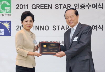 ▲ 지난 2일 강남구 논현동 파티오나인에서 열린 한국능률협회인증원(KMAR) 그린스타 인증수여식에서 아시아나항공 한현미(왼쪽) 환경·고객담당 상무가 한국능률협회인증원 박기호 부회장과 기념패를 들고 기념촬영을 하고 있다.ⓒ뉴데일리