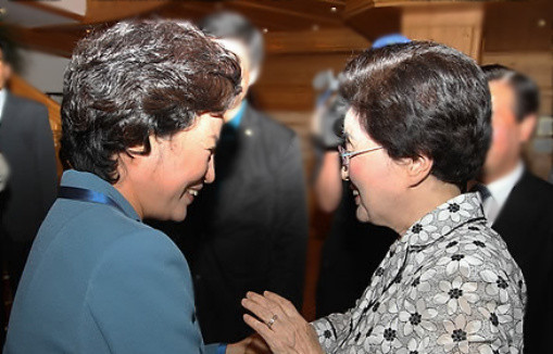 ▲ 고 김대중 전 대통령의 부인 이희호 여사(오른쪽)와 고 노무현 전 대통령의 부인 권양숙 여사가 지난해 6월 무주에서 만나 인사를 나누고 있다. 두 사람은 오는 11일에도 2박 3일의 동반 여행을 떠난다. ⓒ 연합뉴스