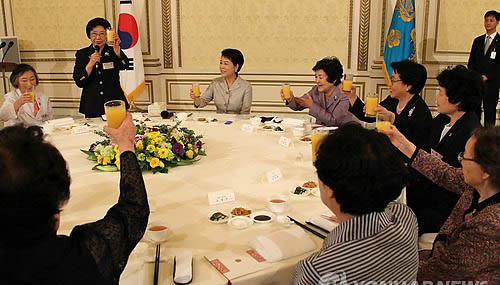 ▲ 호국보훈의 달을 맞아 이명박 대통령 부인 김윤옥 여사(왼쪽 정면 세번째)가 3일 청와대 영빈관에서 열린 6.25 전몰 군경 미망인 초청 오찬에서 참석자들과 건배하고 있다. ⓒ연합뉴스