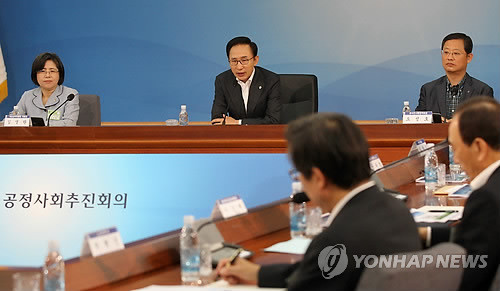 ▲ 이명박 대통령이 3일 오전 서울 종로구 세종로 정부중앙청사 별관 회의장에서 열린 제3차 공정사회 추진회의에서 인사말하고 있다. 왼쪽부터 김영란 국민권익위원장, 이 대통령, 오성호 한국인사행정학회장.ⓒ 연합뉴스