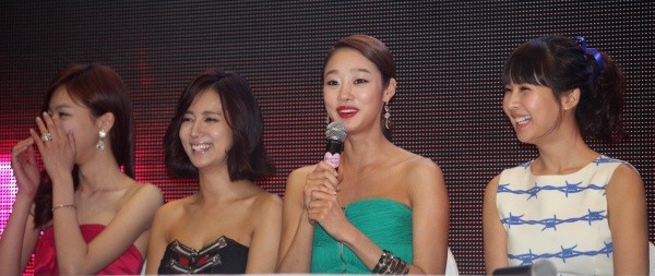 ▲ tvN 드라마 '로맨스가 필요해'의 여성 출연진이 기념 사진을 촬영하고 있다. 좌측부터 하연주, 최송현, 최여진, 조여정.   ⓒ 노용헌 기자