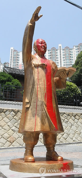 ▲ 이래도 되는 건가. 훼손된 이승만 전 대통령의 모습이 안타깝다. 빨간색 페인트가 머리부터 얼굴전체를 뒤덮고, 무릎부분까지 흘러내렸다.ⓒ 연합뉴스