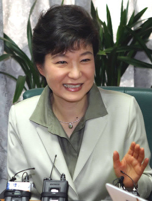 ▲ 박근혜 한나라당 전 대표가 3일 이명박 대통령과 회담 직후 기자간담회를 열고 회담 내용을 공개하고 있다. ⓒ 연합뉴스