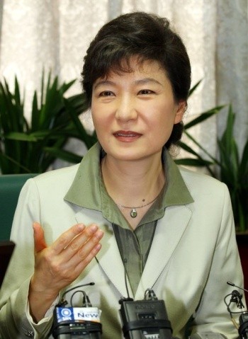 ▲ 박근혜 한나라당 전 대표가 3일 이명박 대통령과 회담 직후 기자간담회를 열고 회담 내용을 공개하고 있다. ⓒ 연합뉴스