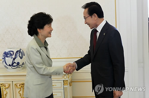 ▲ 이명박 대통령과 박근혜 전 한나라당 대표가 3일 청와대에서 10개월만에 만나 반갑게 악수하고 있다.ⓒ연합뉴스