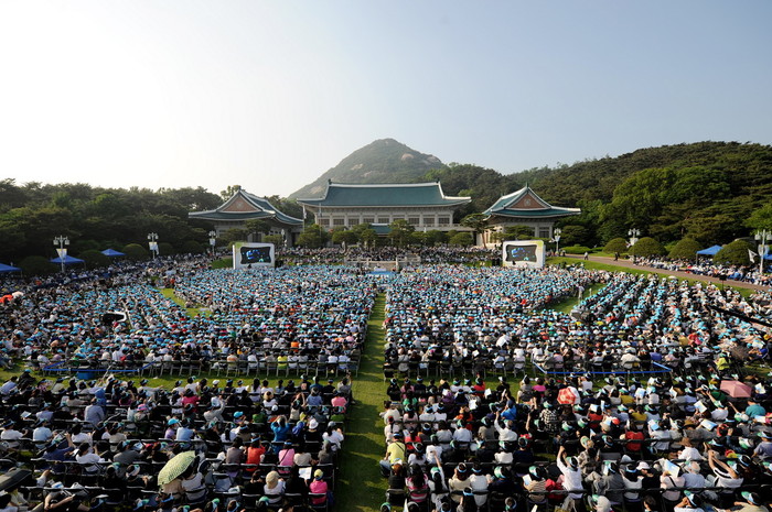 ▲ 이명박 대통령과 김윤옥 여사는 4일 오후 청와대에서 열린 '대한민국 어린이 기자단 초청행사'에 8000여명을 초대, 격려했다.ⓒ청와대