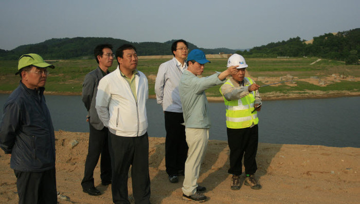 ▲ 권도엽 국토해양부 장관(사진 오른쪽에서 두번째데)이 4일 미호천 생태공원조성지 현장을 점검했다. 권 장관은 인공습지 조성지구에서 환경을 생각하는 공사가 이뤄질 수 있도록 당부했다.ⓒ뉴데일리