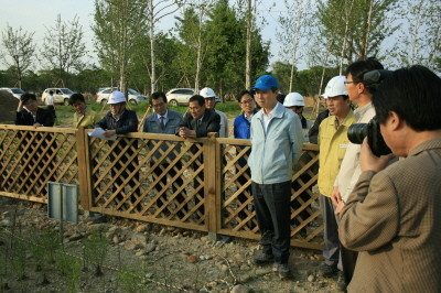 ▲ 단양쑥부쟁이 대체 서식지에서 증식상황을 살펴보고 있는 권도엽 국토해양부 장관.ⓒ뉴데일리