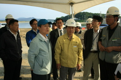 ▲ 3일 한강 강천보 현장에서 권도엽 국토해양부 장관(사진 왼쪽에서 두번째)이 이충재 서울지방국토관리청장과 대화하고 있다. .ⓒ뉴데일리