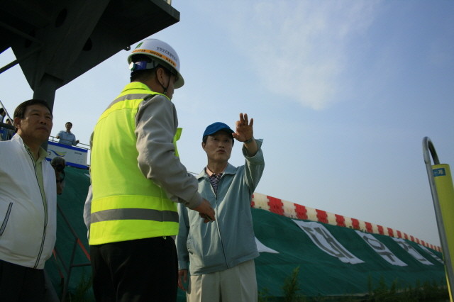▲ 권도엽 국도해양부 장관이 4일 4대강사업 금남보 현장에서 공사관계자들과 대화하고 있다.ⓒ뉴데일리