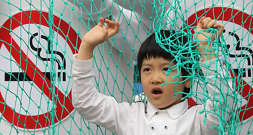 ▲ 지난 2일 오전 서울광장에서 금연주간을 맞아 열린 캠페인에서 한 어린이 모델이 '공공장소 금연'을 외치고 있다.ⓒ연합뉴스