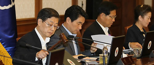 ▲ 김황식 국무총리가 7일 서울 세종로 정부중앙청사에서 열린 국무회의에서 모두발언을 하고 있다.ⓒ연합뉴스