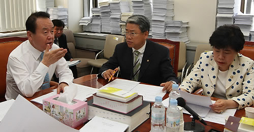 ▲ 7일 오전 국회 법제사법위원회 회의실에서 열린 사법제도개혁특위 법원관계법 심사소위 회의에서 주성영 위원장이 회의를 진행하고 있다. ⓒ연합뉴스