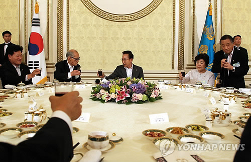 ▲ 이명박 대통령이 7일 청와대 영빈관에서 모범 국가유공자 및 유족들 초청해 가진 오찬에서 류지철 상이군경회장(왼쪽 두번째) 등 참석자들과 건배하고 있다. 왼쪽부터 최해근 전몰군경유족회장, 류지철 회장, 이 대통령, 왕성원 전몰군경미망인회장, 박유철 광복회장. ⓒ연합뉴스