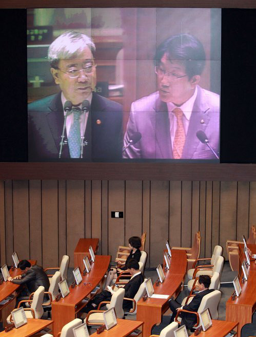 ▲ 한나라당 권성동 의원이 7일 국회 본회의에서 김석동 금융위원장을 상대로 대정부질문을 하고 있다. ⓒ연합뉴스