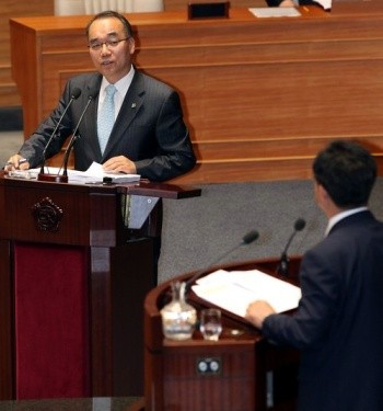 ▲ 박재완 기획재정부 장관이 7일 국회 본회의 경제분야 대정부질문에서 한나라당 정태근 의원의 질의에 답하고 있다. ⓒ 연합뉴스