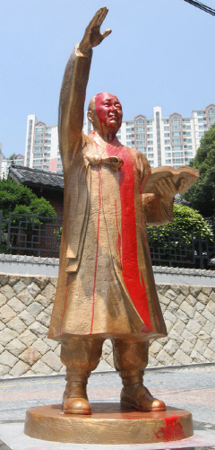 ▲ 붉은 페인트로 훼손된 이승만 건국대통령 동상(부산)ⓒ
