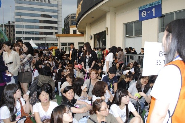 ▲ 장충체육관 앞에서 입장을 기다리고 있는 팬들.  ⓒ 뉴데일리