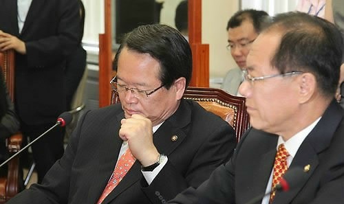 ▲ 한나라당 정의화 비상대책위원장이 8일 비대위 회의 이후 국회에서 열린 중진의원회의에 참석, 불편한 표정을 짓고 있다. ⓒ연합뉴스