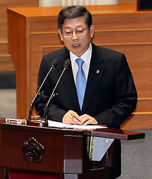 ▲ 김황식 국무총리는 8일 기여 입학제와 관련 “국민이 납득할 수 있는 원칙과 기준으로 기부금이 가난하고 능력 있는 학생들을 위해 100% 쓰인다면 생각해볼 여지가 있다”고 했다. ⓒ 연합뉴스