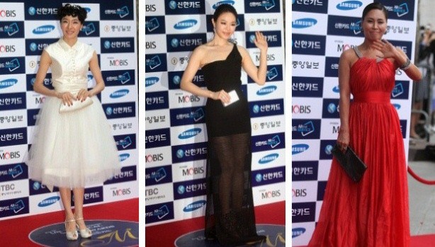 ▲ 레드카펫 입장 후 포토존에서 포즈를 취하고 있는 여배우들. 좌측부터 구원영, 리사, 최정원.  ⓒ 노용헌 기자