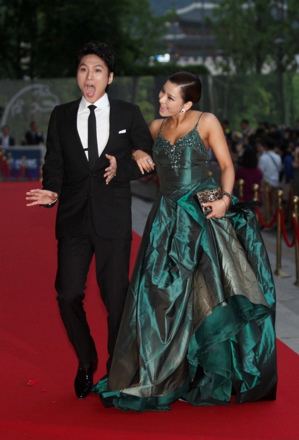 ▲ 익살스러운 포즈로 레드카펫 입장을 하고 있는 배우 박은태와 정선아.   ⓒ 노용헌 기자
