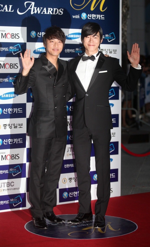 ▲ 포토존에서 포즈를 취하고 있는 배우 오만석과 김무열.   ⓒ 노용헌 기자